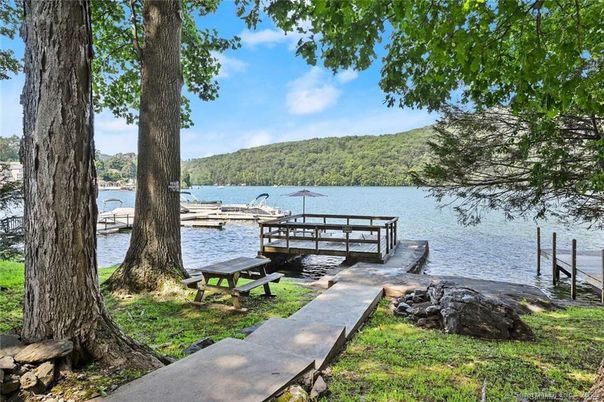 Exterior, Lake