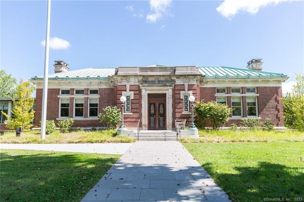Exterior, Facade, Brick Facade, Georgian