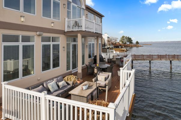 Exterior, Lake