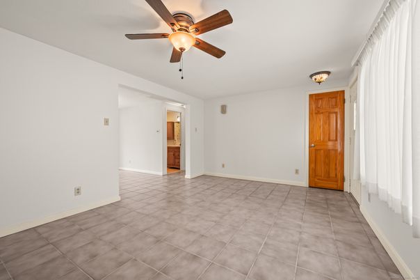 Empty room, Interior