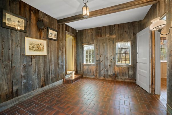 Empty room, Interior, Pendant Lights, Wooden Walls