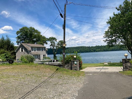 Exterior, Lake