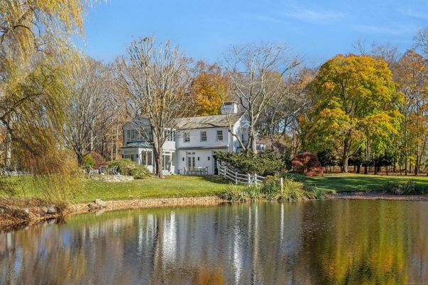 Exterior, Lake