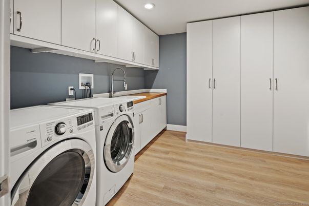 Interior, Recessed Lighting, Washer, Wood Texture Flooring