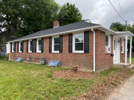 Exterior, Facade, Brick Facade, Ranch