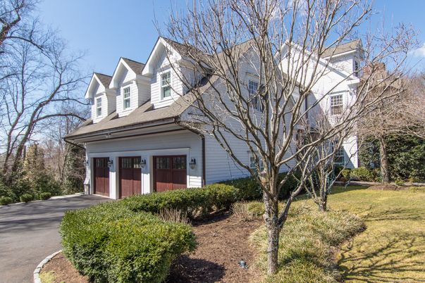 Attached, Exterior, Facade, Queen Anne Victorian