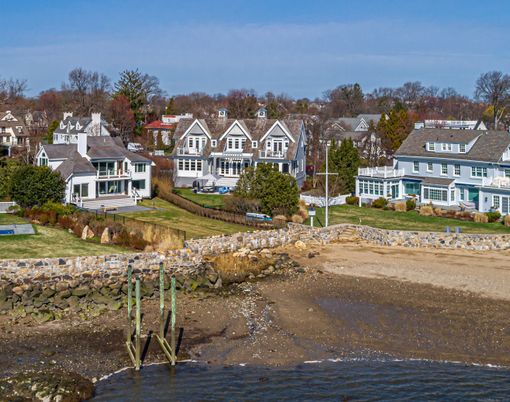 Exterior, Lake