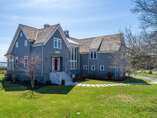 Backyard, Exterior, Facade, Queen Anne Victorian