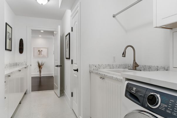 Interior, Recessed Lighting, Washer, Wood Texture Flooring