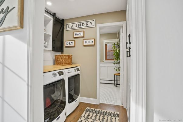 Interior, Recessed Lighting, Washer, Wood Texture Flooring