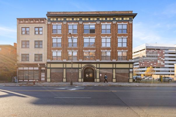 Exterior, Facade, Brick Facade, Chicago School