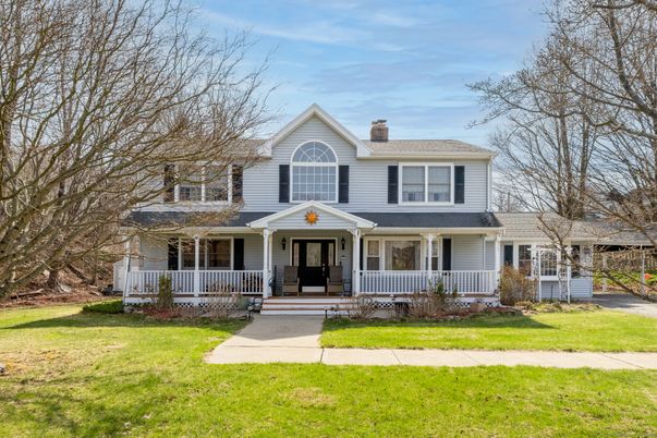 Attached, Exterior, Facade, Queen Anne Victorian