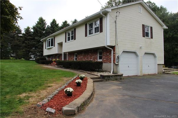 Attached, Exterior, Facade, Brick Facade, Raised Ranch