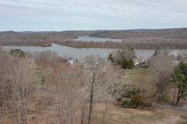 Exterior, Lake