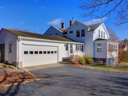 Attached, Exterior, Facade, Farmhouse