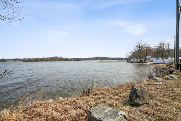 Exterior, Lake