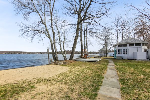 Exterior, Lake