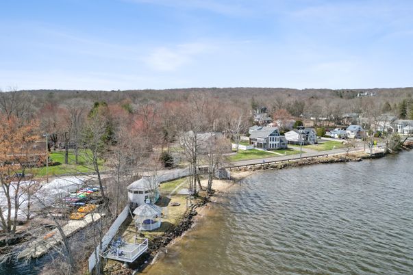 Exterior, Lake