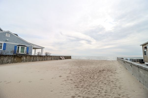 Exterior, Lake