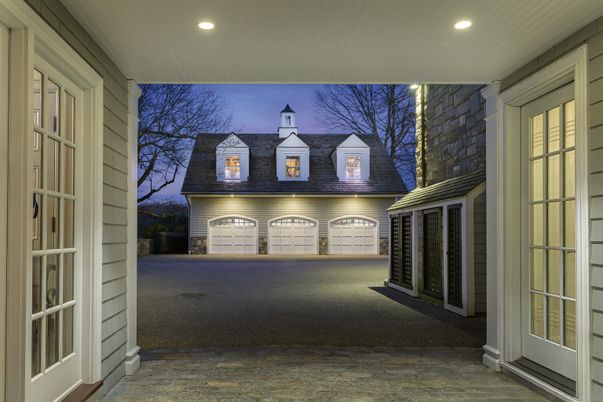 Attached, Exterior, Facade, None
