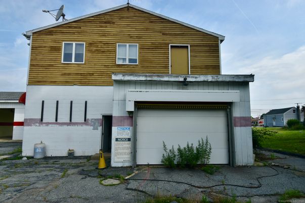 Attached, Exterior, Facade, Modern