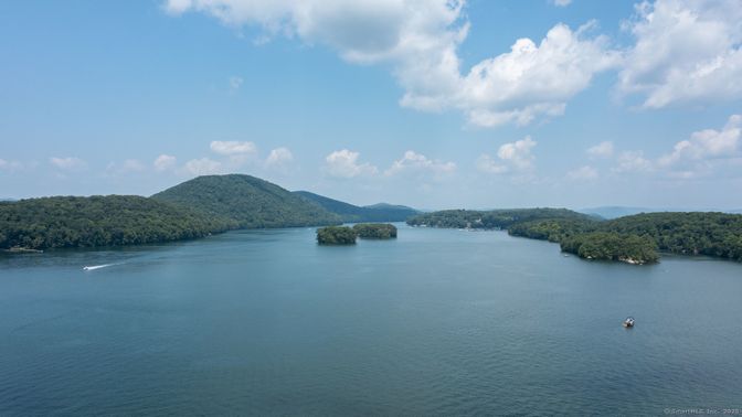 Exterior, Lake