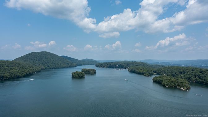 Exterior, Lake
