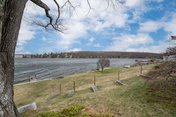 Exterior, Lake