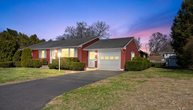 Attached, Exterior, Facade, Cape Cod