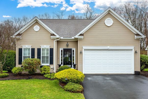 Attached, Exterior, Facade, American Craftsman