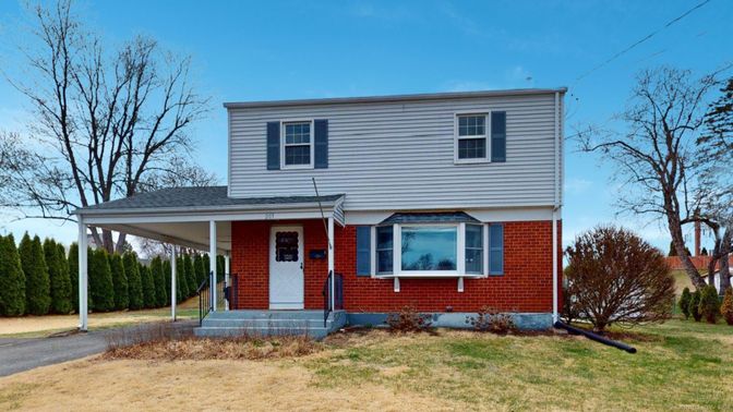 Exterior, Facade, Brick Facade, Split Level