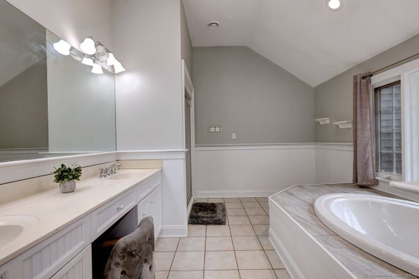 Bathroom, Dual Sink Vanities, Interior, Recessed Lighting