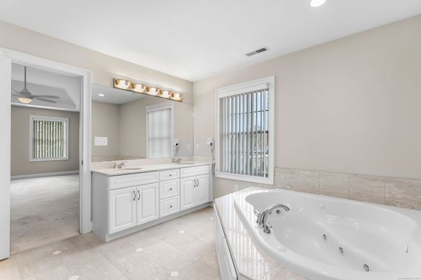 Bathroom, Dual Sink Vanities, Interior, Recessed Lighting