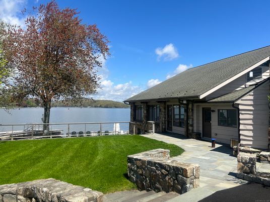Exterior, Lake