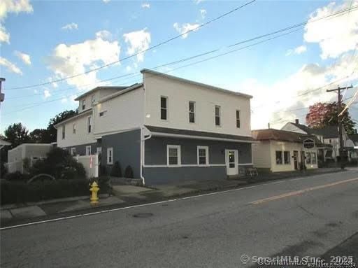 Exterior, Facade, Modern