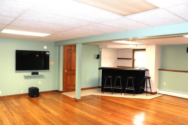 Interior, Recessed Lighting, Wood Texture Flooring