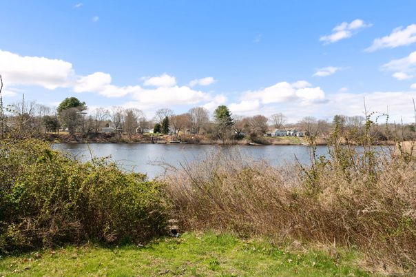 Exterior, Lake
