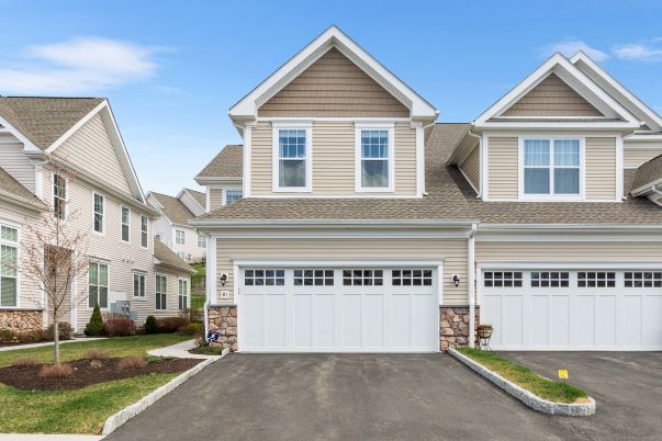 Attached, Exterior, Facade, American Craftsman