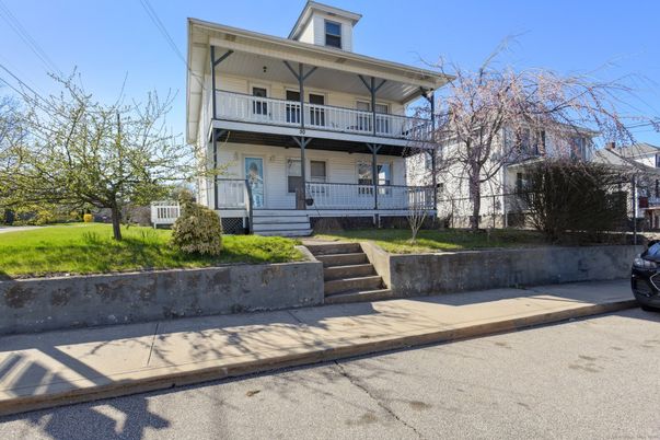Exterior, Facade, American Foursquare