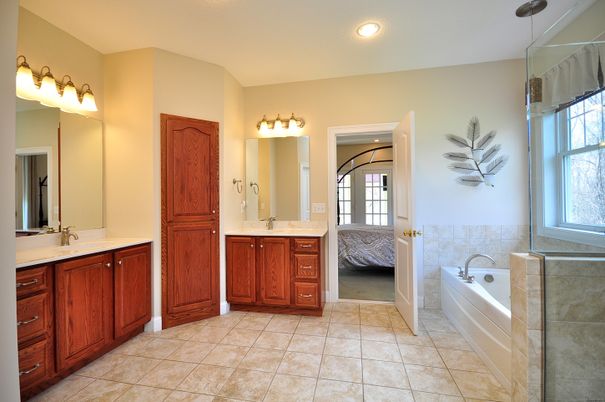 Bathroom, Dual Sink Vanities, Interior, Recessed Lighting