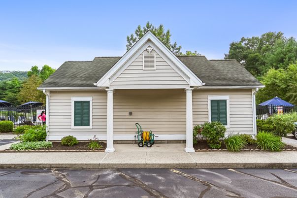 Exterior, Facade, Ranch