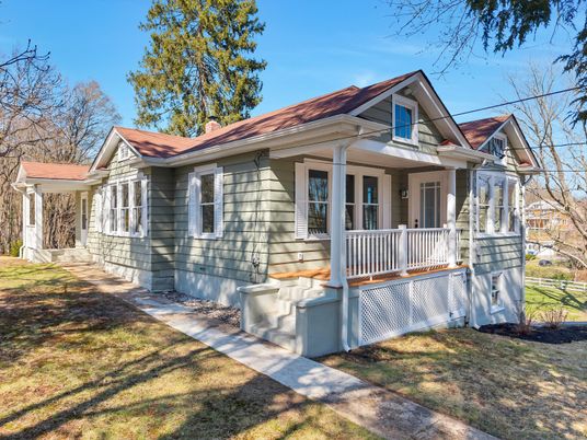 Exterior, Facade, American Foursquare