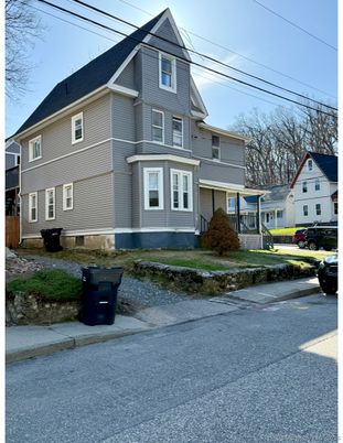 Attached, Exterior, Facade, Queen Anne Victorian