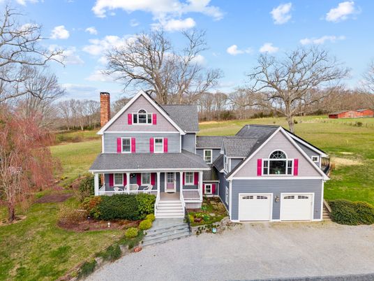 Attached, Exterior, Facade, Farmhouse
