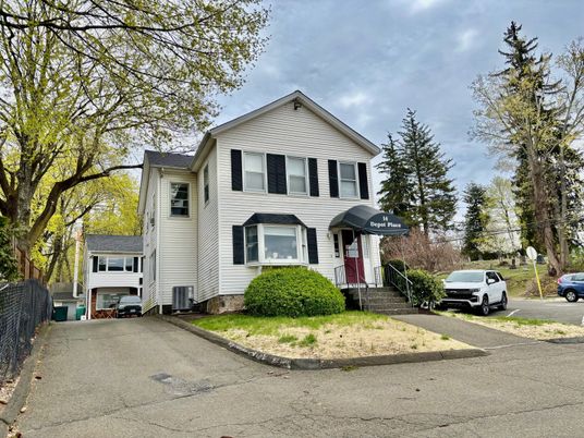 Exterior, Facade, Queen Anne Victorian