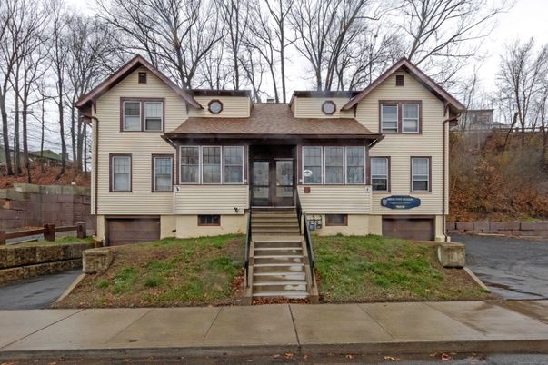 Attached, Exterior, Facade, Queen Anne Victorian