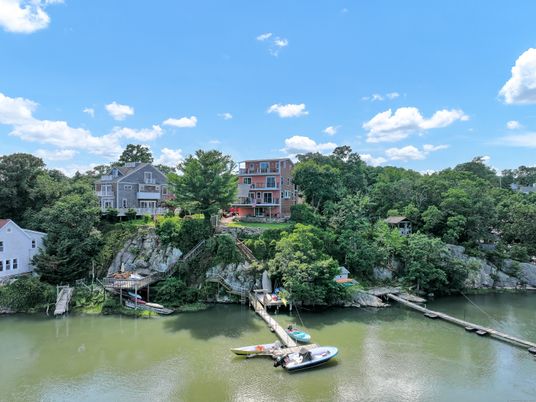 Exterior, Lake