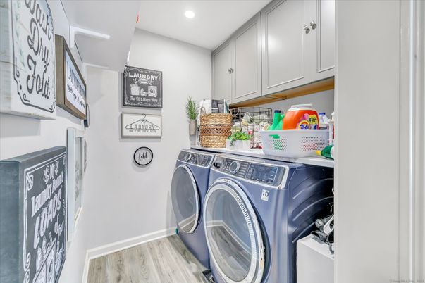 Interior, Recessed Lighting, Washer, Wood Texture Flooring