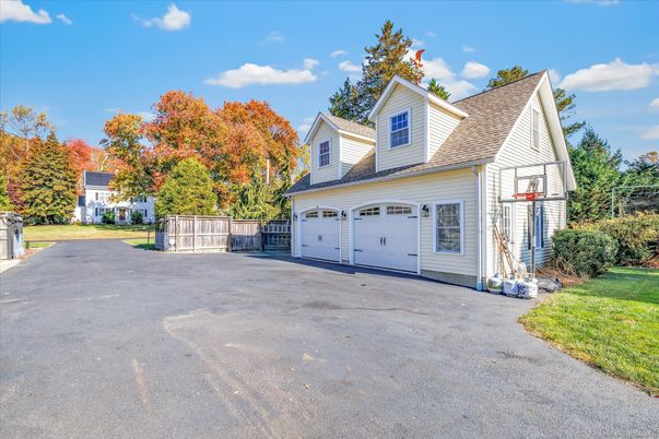 Attached, Exterior, Facade, Cape Cod
