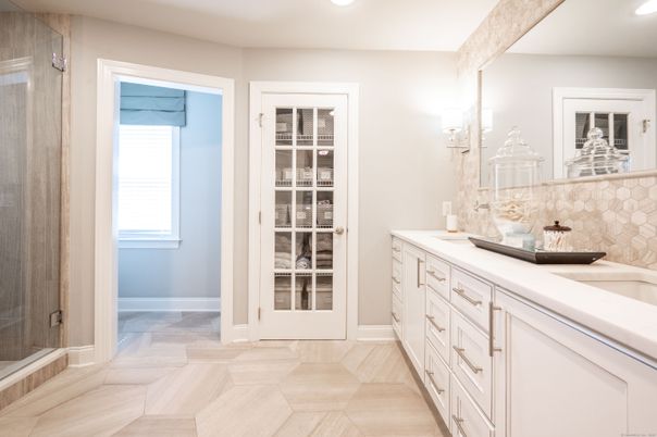 Bathroom, Dual Sink Vanities, Interior, Recessed Lighting